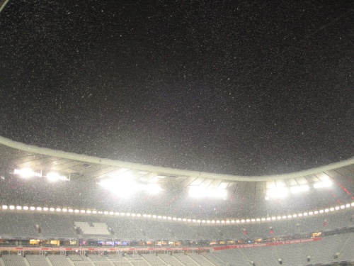 Schneefall im leeren Stadion
