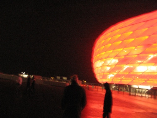 Die leuchtende Haut des Stadions nach dem Spiel