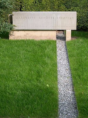 Grab von Margarete Schütte-Lihotzky am Wiener Zentralfriedhof