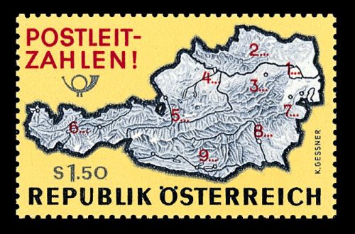 Briefmarke zur Einführung der Postleitzahlen in Österreich: Karte mit der Verteilung der Postleitzahlen