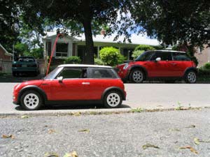 Spielzeugmini vor richtigem Mini Cooper