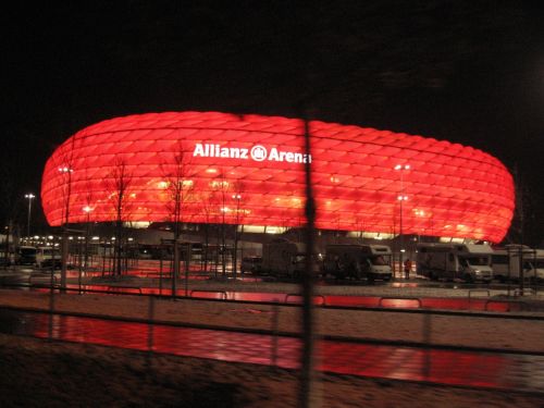 Allianz Arena in rot bei der Anfahrt